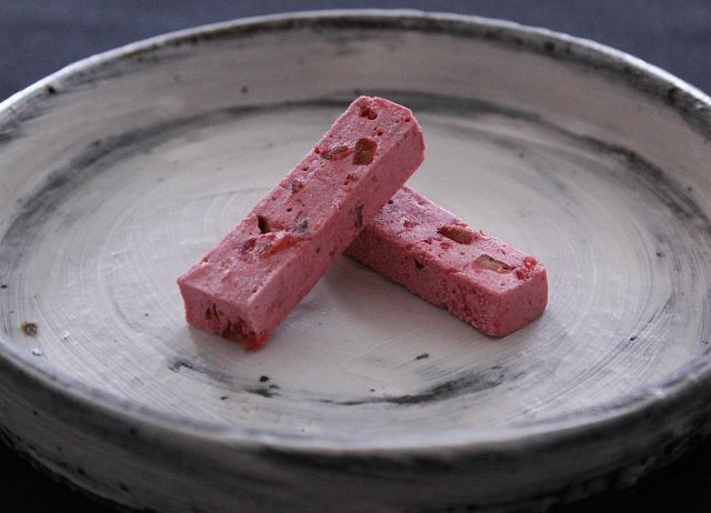 「フランボワーズとオレンジピールのお干菓子」
ブランボワーズピューレ、オレンジピール、杏露酒、卵白などで作ったお干菓子。

フランボワーズの香りを活かしながら、卵白を入れて軽い食感に仕上げました。

少し前に買い求めた信楽のうつわの粉引刷毛目が、ピンクのお菓子を引き立ててくれました。

Dried Japanese confection with raspberry, orange peel, apricot liquor and egg white.

#和菓子 #フランボワーズ #オレンジピール #信楽 #大原拓也 #アレンジ和菓子 #和菓子万くみ #wagashi #japaneseconfection #raspberry #orangepeel #shigaraki #arrangewagashi #wagashimakumi
