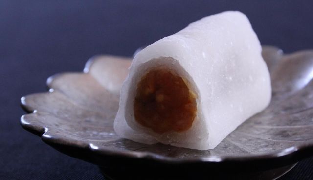「和栗とラムのぎゅうひ巻き」
ごろごろと和栗の入ったラム酒香るペーストを、薄く伸ばしたぎゅうひでくるくる巻いたぎゅうひ巻き。

ごろごろ食感を残しラム酒をたっぷり入れた和栗のペーストと、やわらかいぎゅうひを合わせました。秋のめぐみをシンプルに活かしそれだけでも美味しいですが、ぎゅうひの上にほんの少しシナモンをかけても美味です。

食べた瞬間、贅沢な秋が口の中に広がります。

Rolled soft mochi cake wrapped in Japanese chestnuts cream with rum. 

#和菓子 #和栗 #栗 #ぎゅうひ #求肥 #和菓子万くみ #アレンジ和菓子 #japaneseconfection #wagashi #chestnuts #japanesechestnuts #gyuhi #wagashimakumi #arrangewagashi