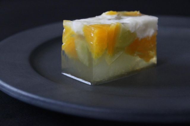 【ご案内】
2025年1月にアレンジ和菓子のレッスンを久しぶりに開催いたします。

レッスンメニューは、
「キミアとブッラータチーズの錦玉羹」
「フランボワーズとオレンジピールのお干菓子」
の2種類。

「キミアとブッラータチーズの錦玉羹」は、
リキュールのキミアや白ワインで香り付けした錦玉羹にフレッシュなフルーツと柔らかいブッラータチーズを入れた新感覚の錦玉羹です。
お酒の香り、フルーツの甘み、ブッラータチーズの塩味が合って、お菓子としてだけでなくコース料理の一品としての楽しみ方もできるような味わいです。

「フランボワーズとオレンジピールのお干菓子」は、
フランボワーズピューレや卵白などを使った、少し柔らかいお干菓子です。杏露酒を使い味に奥深さを出して仕上げます。

以下、詳細情報です。
(お申し込みは、2024年11月16日10:00から開始となります)

************
【日時】
①2025年1月20日（月）11:30-14:00
②2025年1月20日（月）15:30-18:00
③2025年1月22日（水）11:30-14:00
④2025年1月22日（水）15:30-18:00

各回、8名ずつ。

【レッスンメニュー】
「キミアとブッラータチーズの錦玉羹」
「フランボワーズとオレンジピールのお干菓子」

**ご試食時のお飲み物は、和菓子万くみオリジナルブレンドの薬膳茶をお出しします。

【場所】
雷門旅館 3階
（浅草駅近く。雷門のすぐ側)
http://www.kaminarimon.co.jp

【お申し込み、その他詳細】
Peatixよりお申し込み、ご確認ください。
https://wagashimakumilesson202501.peatix.com/view
（インスタトップページにもリンクがございます)

*************
みなさまにお会いできますこと、楽しみにしております。

（場所、開催時間など以前と異なりますので、どうぞご注意くださいませ）

Japanese confection lesson information.

#和菓子 #錦玉羹 #キミア #ブッラータチーズ #白ワイン #フランボワーズ #浅草 #雷門 #雷門旅館 #和菓子レッスン #薬膳 #薬膳茶 #和菓子万くみ #アレンジ和菓子 #wagashi #japanreseconfection #kimia #burratacheese #whitewine #asakusa #kaminarikonryokan #yakuzen #wagashilesson #wagashimakumi #arrangewagashi