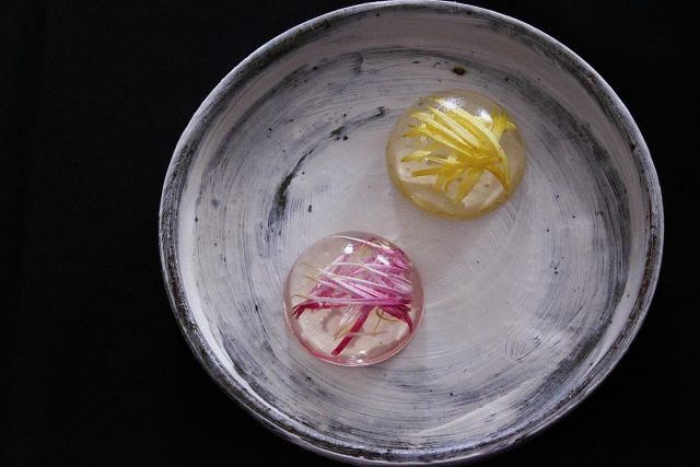「菊とエルダーフラワーリキュールの錦玉羹」
山形県産のもって菊と食用菊で、花を閉じ込めた錦玉羹を作りました。錦玉羹には、エルダーフラワーリキュールと杏露酒を使って。

食材を探していたら色々な菊を見つけたので、花びらが細めの2色の菊を使って作ってみました。花びらの自然な美しさと、エルダーフラワーの甘い香りが引き立て合って、見ても食べても華やかさを感じる和菓子となりました。

The Japanese style jelly arranged with elderflower liquor, apricot liquor and chrysanthemum petals made in Yamagata prefecture, Japan.  The rich beauty of the fresh petals and elderflower liquor aroma complement each other.

#和菓子 #錦玉羹 #もって菊 #山形県 #エルダーフラワーリキュール #杏露酒 #花を閉じ込めた和菓子 #アレンジ和菓子 #和菓子万くみ #wagashi #japaneseconfection #chrysanthemum #elderflowerliqure #apricot #arrangewagashi #wagashimakumi